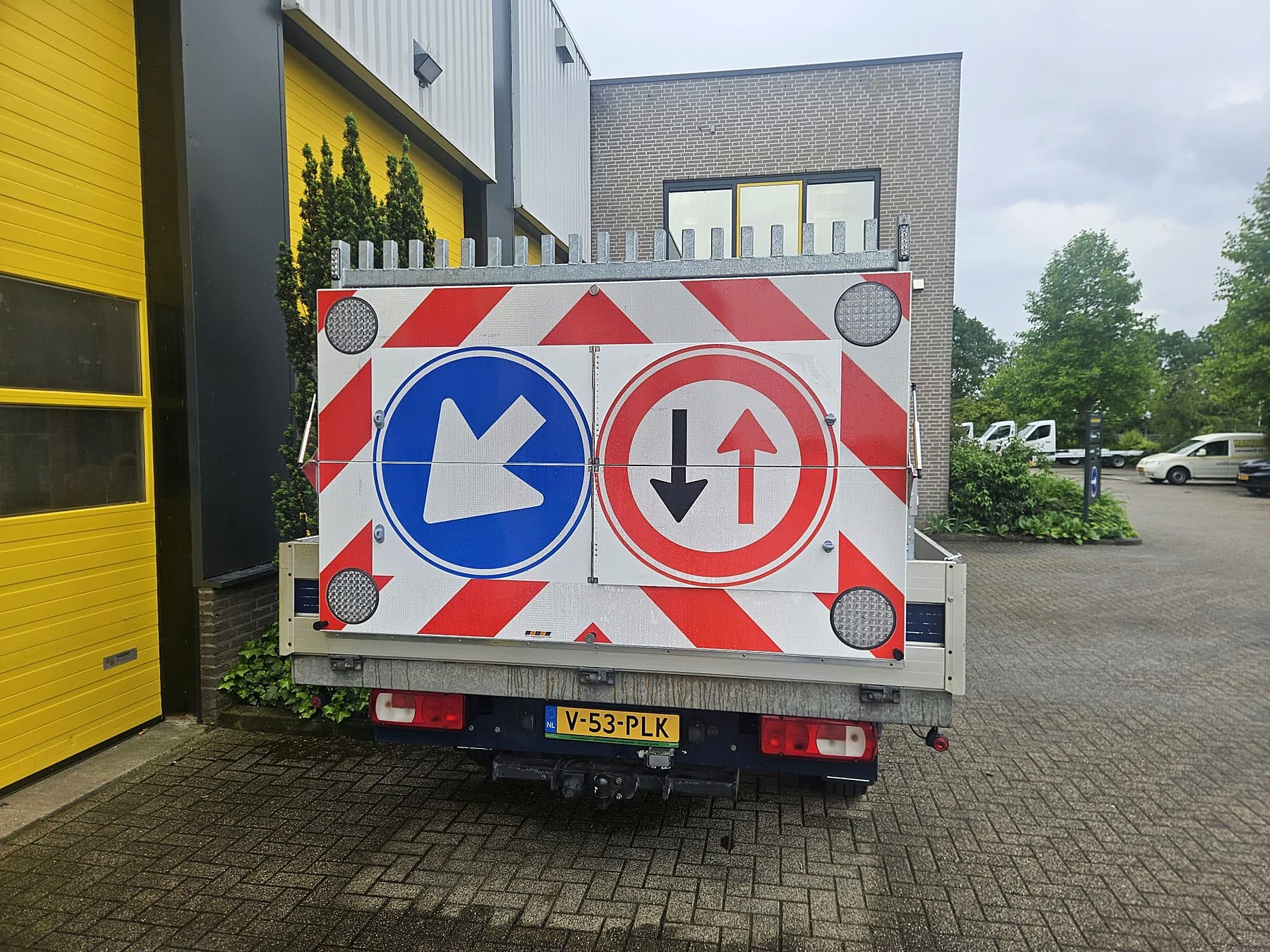 Werkvoertuig met pijlwagen en verlichte verkeersborden van Mediandoi Traffic & Infra