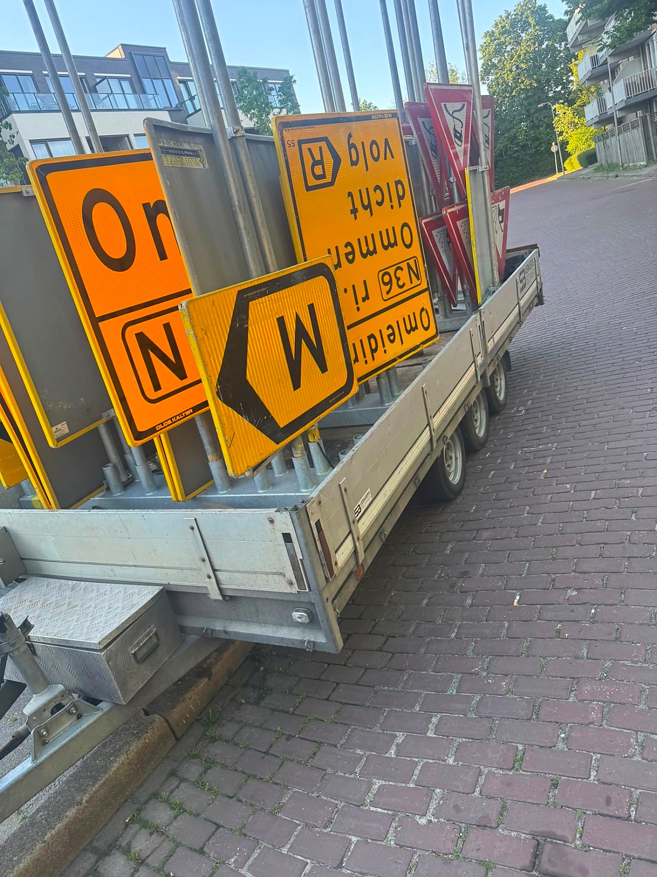 Aanhanger met omleidingsborden klaar voor plaatsing op locatie